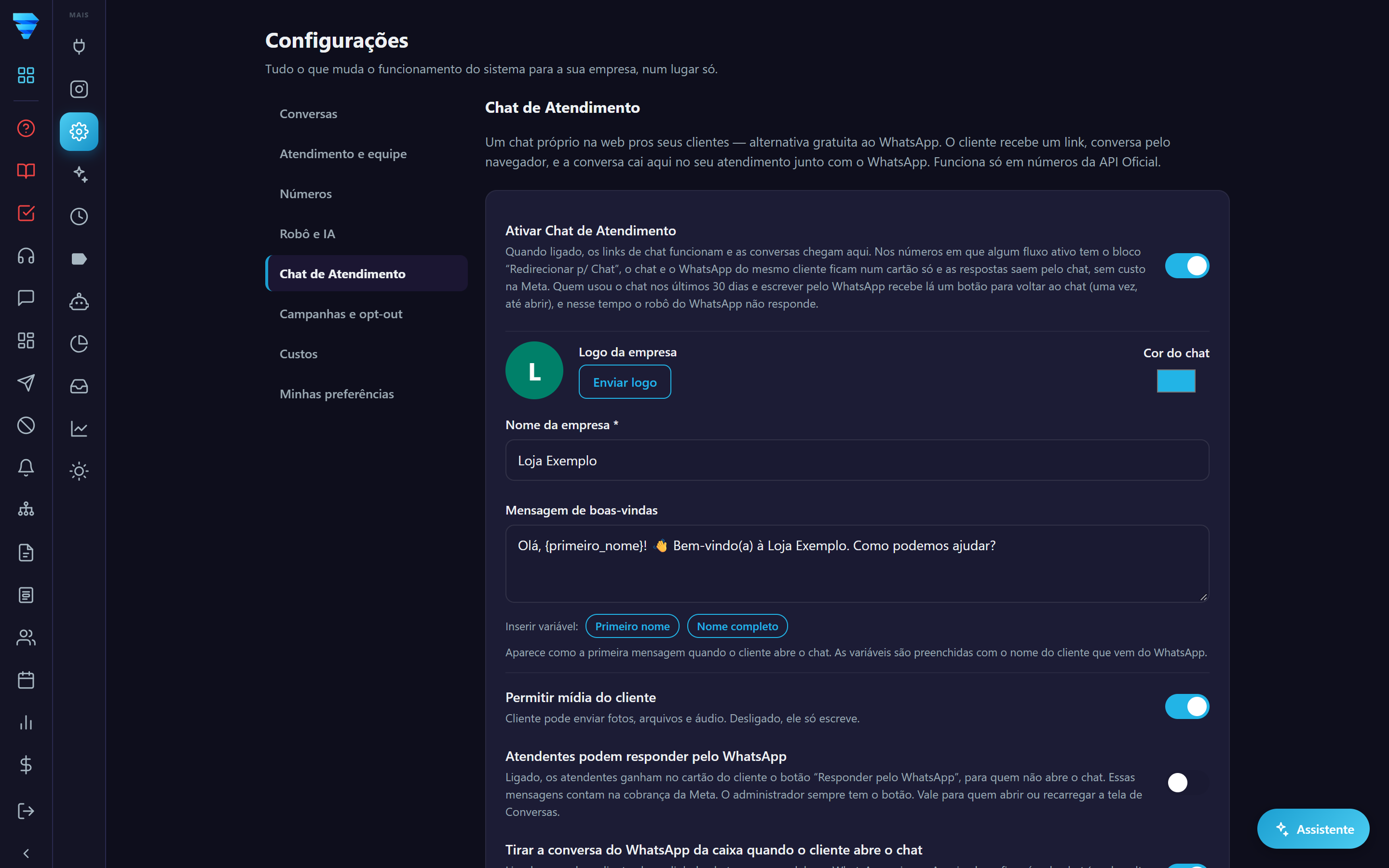 A aba Chat de Atendimento, em Configurações: a chave de ativar, a logo, o nome da empresa e a mensagem de boas-vindas.